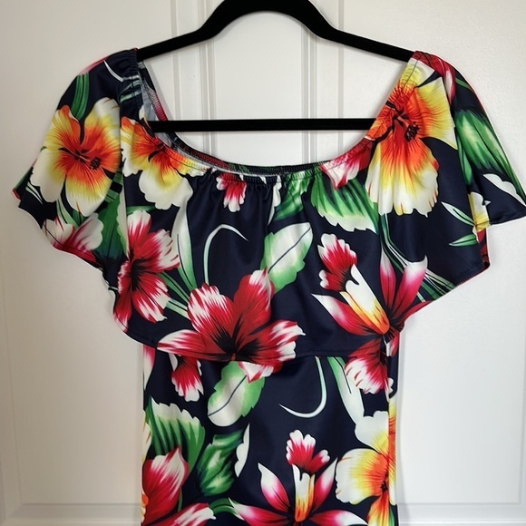 Brand new fitted floral maxi off the shoulders size medium - Picture 2 of 3